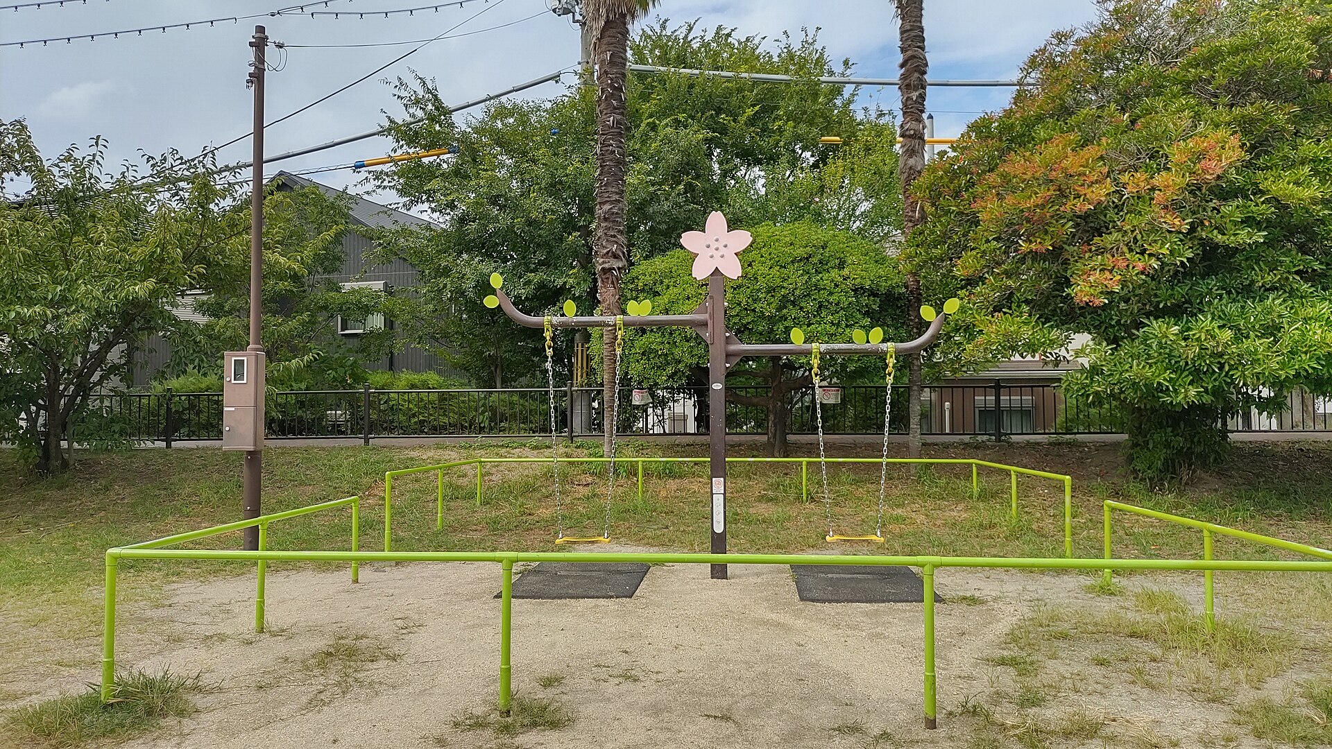 芥川桜堤公園のブランコと芝生