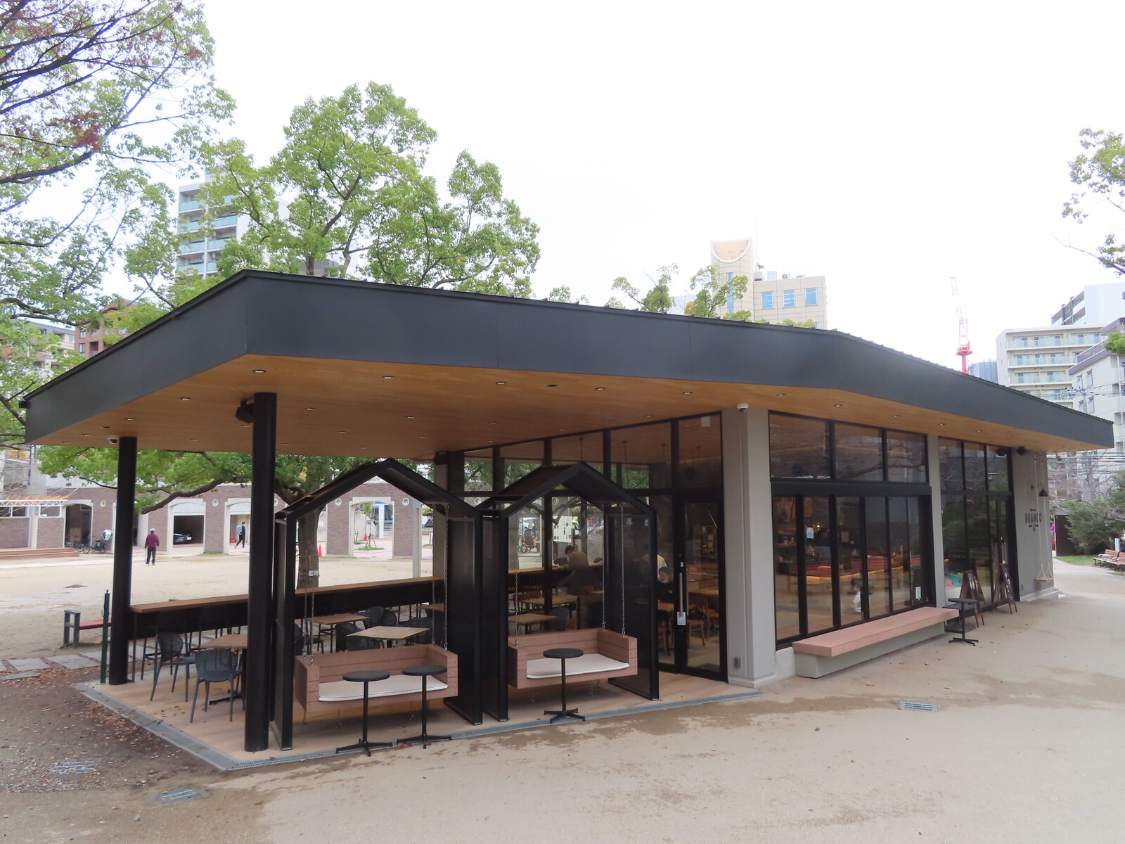 江坂公園の広場と公園内の施設