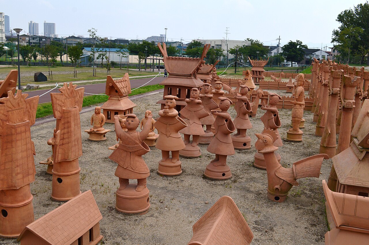 今城塚古墳公園に復元された形象埴輪群