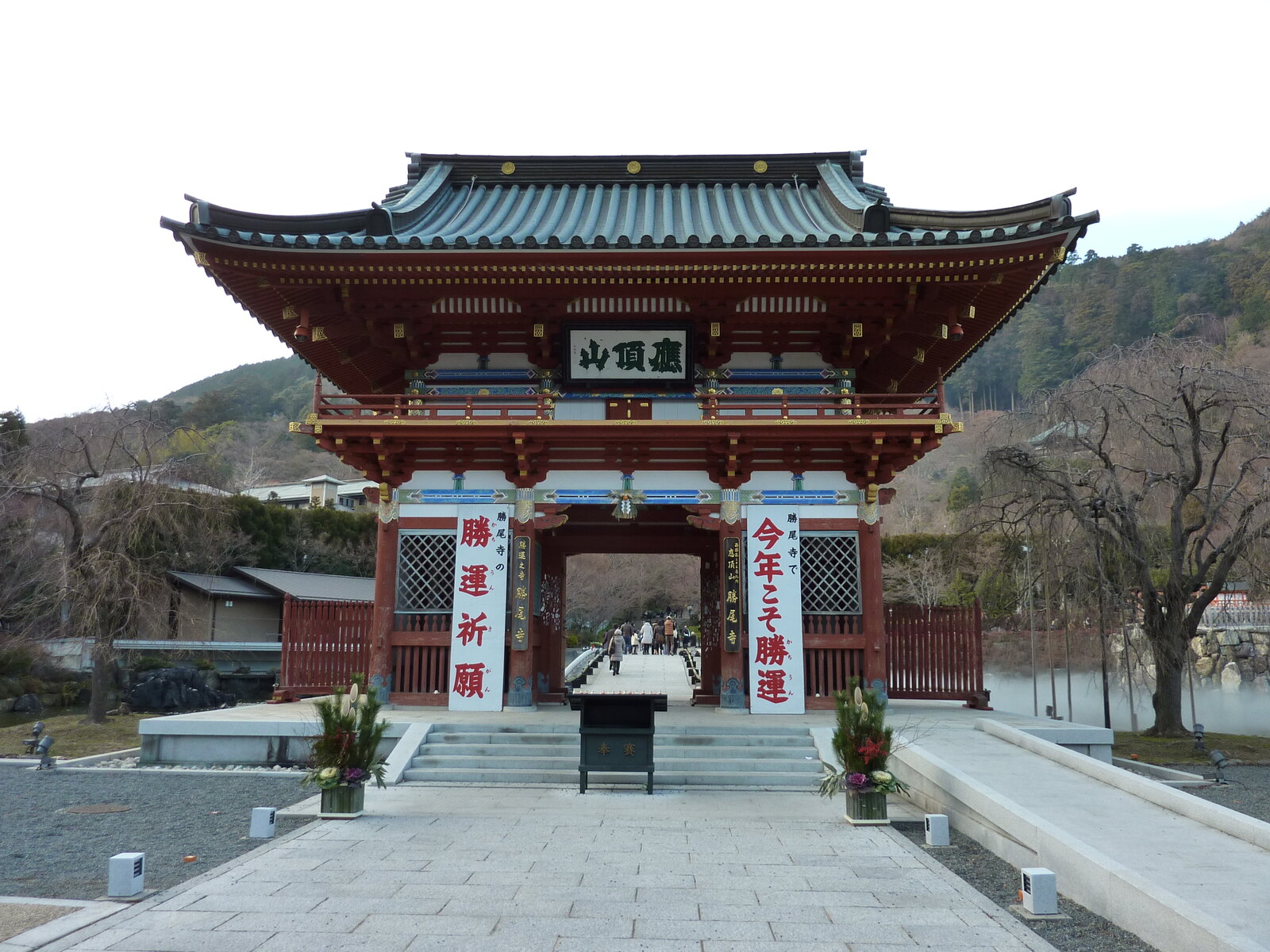 勝尾寺の朱色の山門