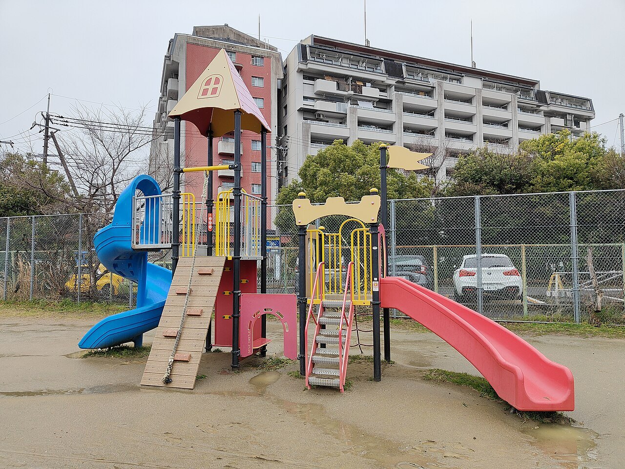 松ヶ本公園の家を模した複合遊具