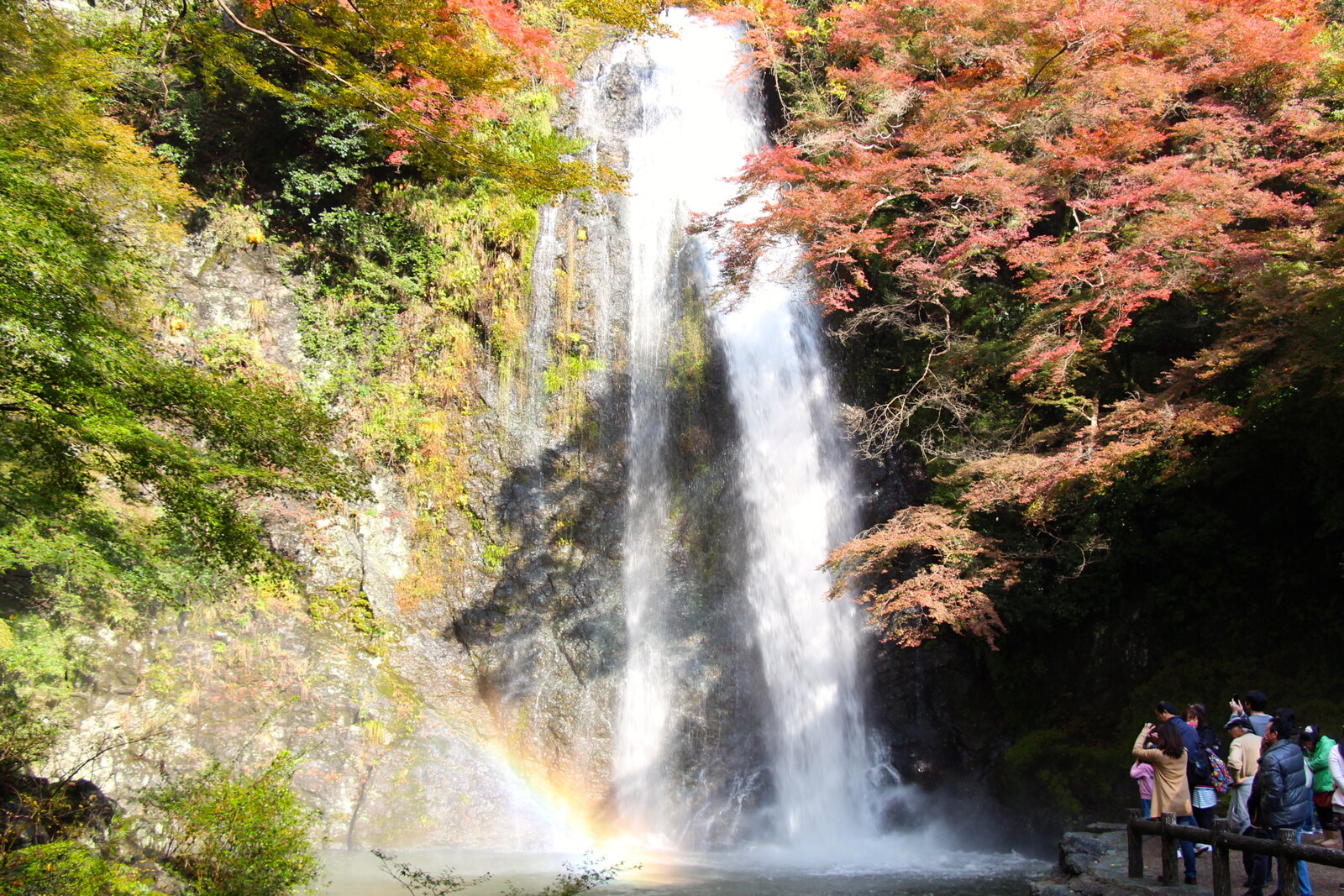 紅葉と虹に囲まれた箕面大滝
