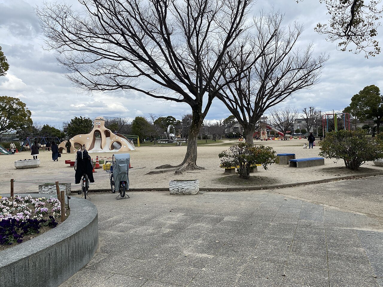 高槻城公園の城をイメージした複合遊具